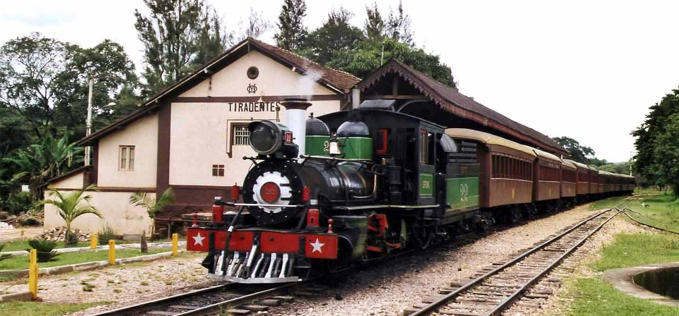 Locomotiva a vapor original no complexo ferroviário